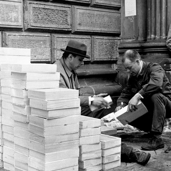 Leere Kisten als plastisches Thema bei Joseph Beuys | Bergisch Gladbach